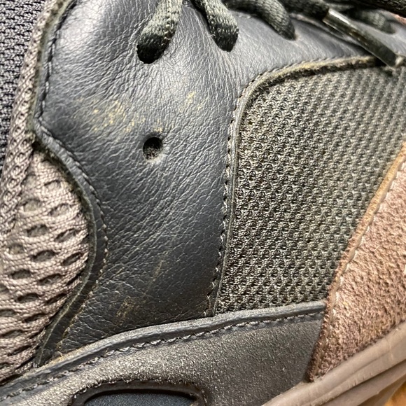 Yeezy 700 - Picture 6 of 10